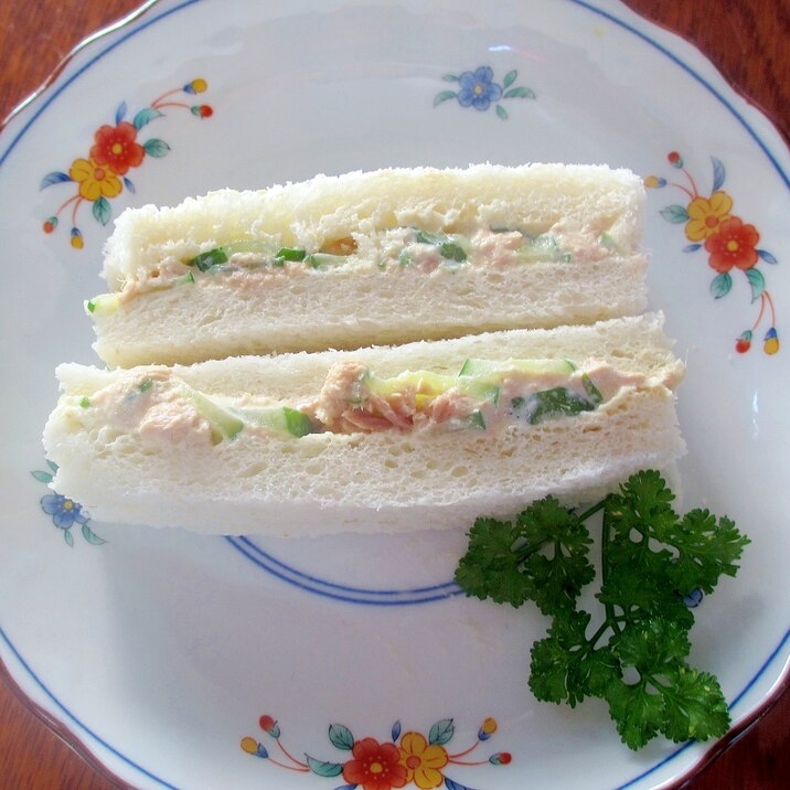 夜食にどうぞ 簡単ツナきゅうりサンド レシピ 作り方 By みーこ1221 楽天レシピ 夜食にどうぞ 簡単ツナきゅうりサンド レシピ 作り方 By みーこ1221 楽天レシピ